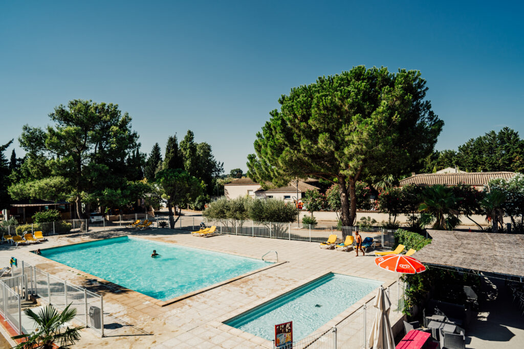 Piscine du Camping Bellevue en Camargue avec toboggans, à Aimargues